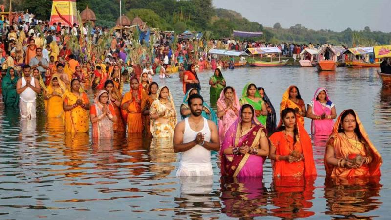 आज छठ पर्व, अस्ताउँदो सूर्यलाई पूजागरि मनाईदै